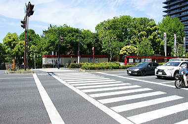 向こう側の歩道へ