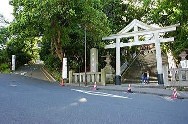 女坂（左）と男坂（右）