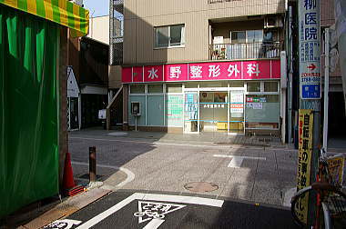 突き当りは商店街