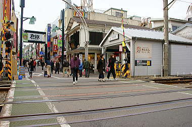 商店街の中の駅　東急戸越銀座駅