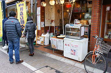 店頭販売中の小籠包　結構人気です