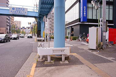 歩道橋の真下を右折