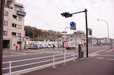 横断歩道を渡る