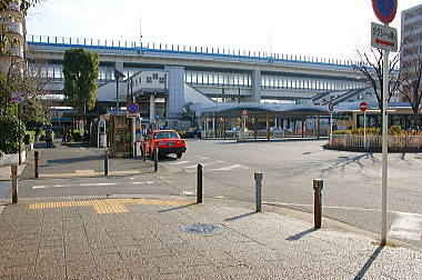 根岸駅前にゴールイン