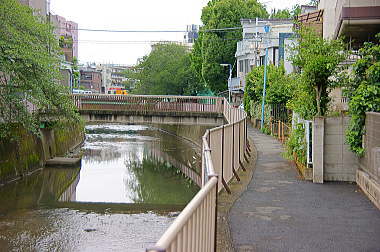 前方の忍川上橋を右へ