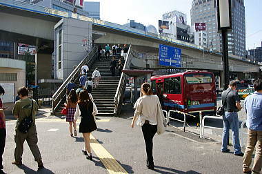 駅前の歩道橋を渡る