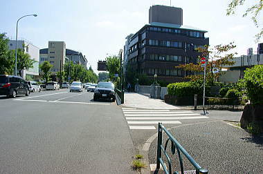 西郷山公園東交差点を右へ