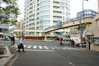 旧山手通りを越えて