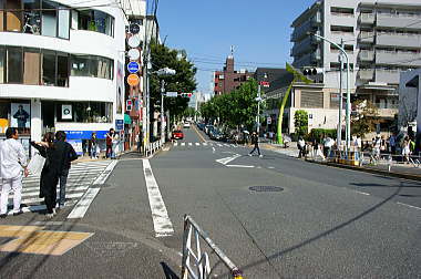 代官山駅入口交差点