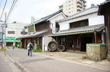 老舗が２店舗並びます