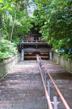 丘を登って長禅寺へ