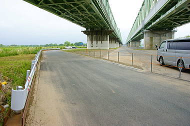 鉄橋沿いに進む