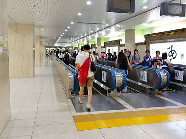 離れたホームへも動く歩道で楽々