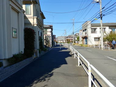 住宅地の通りを戻る