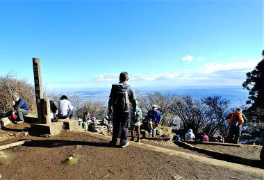 山頂には沢山のハイカーが