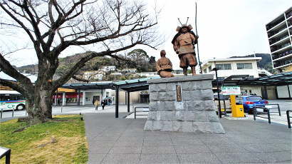 JR湯河原駅前