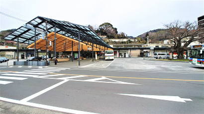 JR湯河原駅前