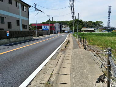 車に注意しながら歩道を歩く