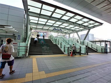 新横浜駅北口前