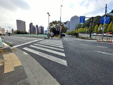 横断歩道を渡り左折