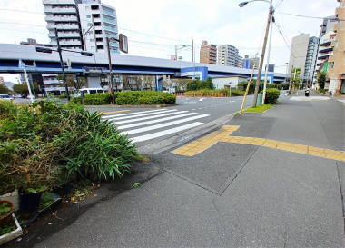 左手の横断歩道を渡る