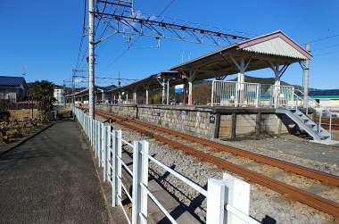 高麗駅ホームが見えてきた