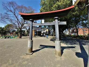 神社の境内は児童公園