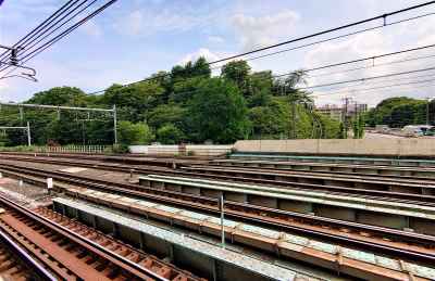 王子駅ホームより飛鳥山を望む