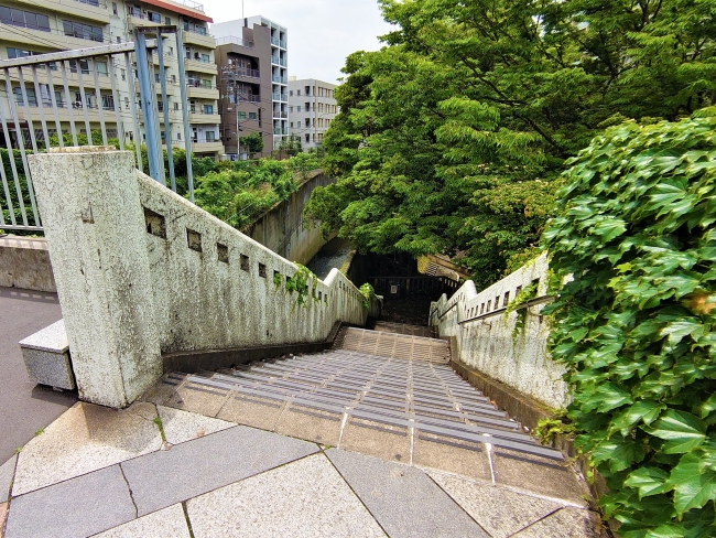 音無橋の下へ
