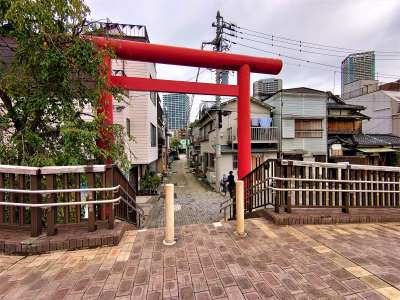 朱色の鳥居まで戻って来ました