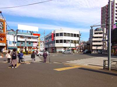 駅前五差路を渡る