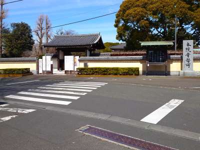 大堂裏の横断歩道を渡る