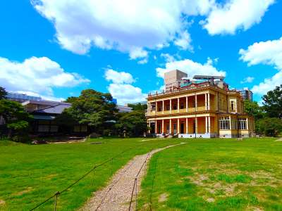 芝生庭園より洋館・和館を望む