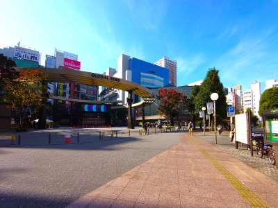 池袋路西口公園内を進む