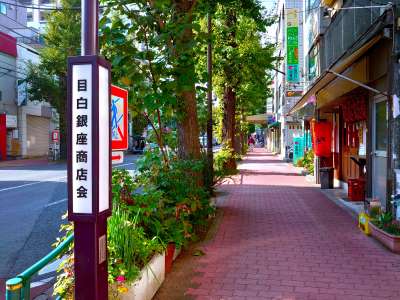 大通り沿いの商店街を進む