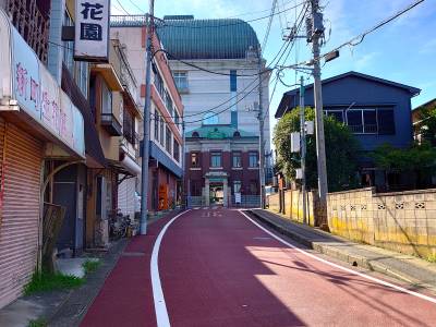 レンガ造りのビルが見えたら右折