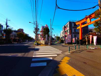 右手に大鳥居が